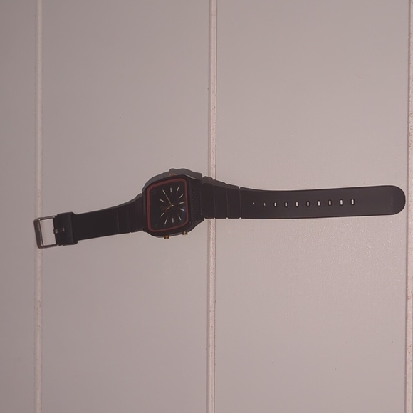 Ultra Rare Vintage Analog 90's Watch - Picture 3 of 9